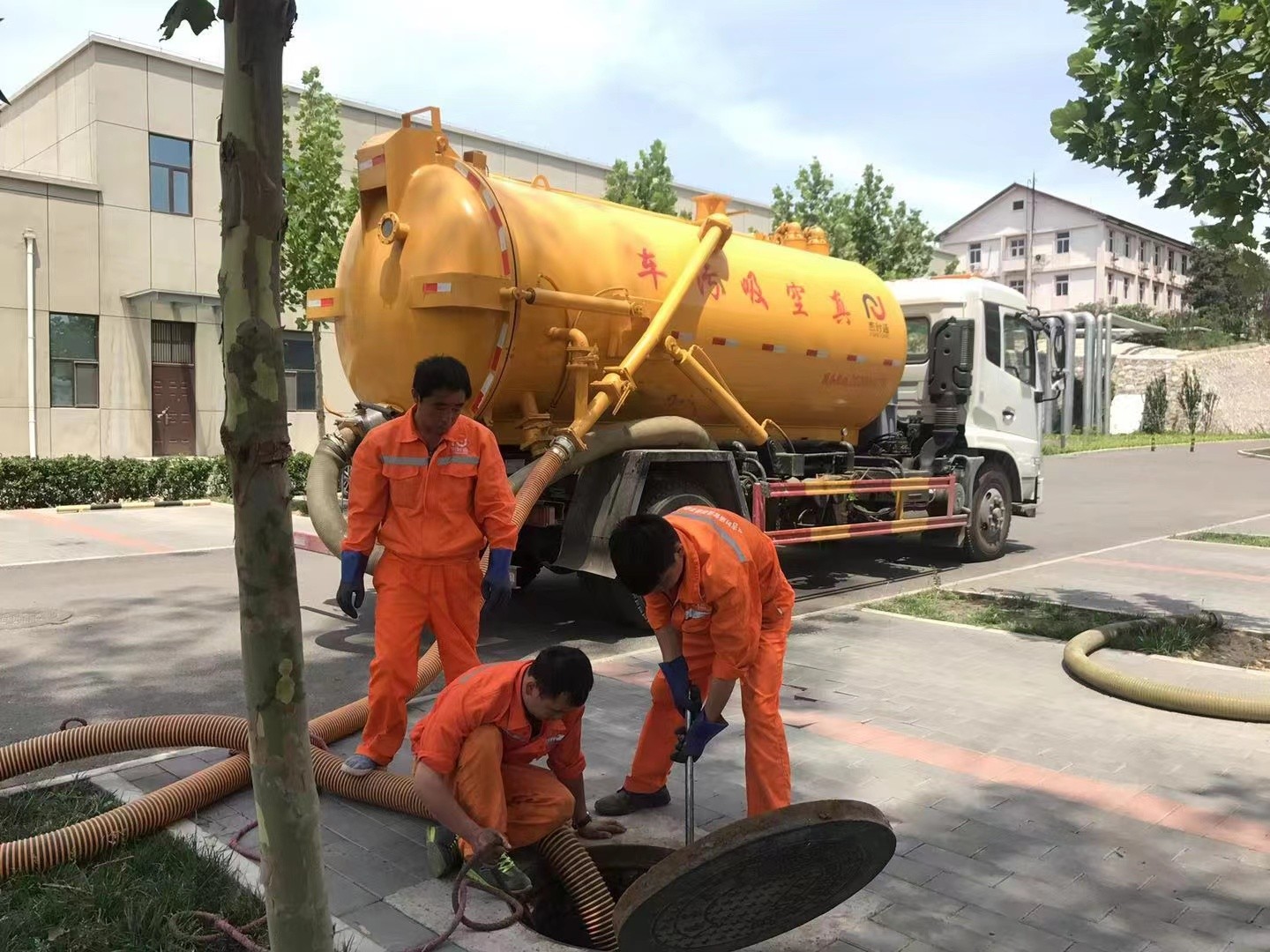 德庆管道疏通车停在窨井附近