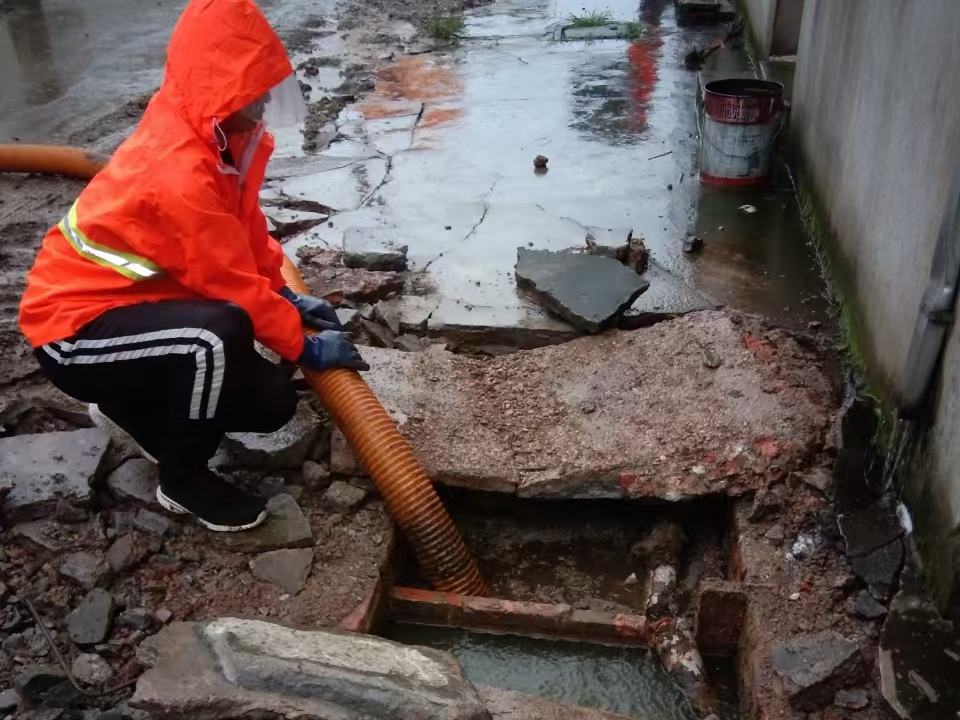 德庆专业清理污水池 炜誉市政以规范流程守护城市 “肠道”